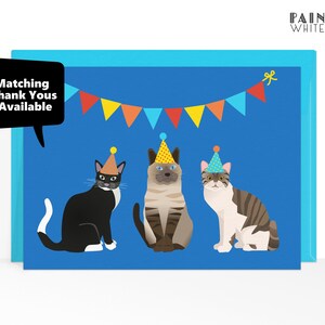 K&ouml;nnte beinhalten: Drei Katzen mit Partyh&uuml;ten und einer Girlande aus bunten Flaggen dar&uuml;ber. Die Katzen sitzen auf einem blauen Hintergrund. Der Text "Matching Thank Yous Available" befindet sich in einer Sprechblase oben links.
