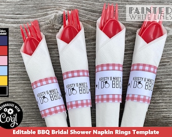 Op de afbeelding: Vier witte servetten met rode en witte geruite servetringen. De ringen hebben de tekst "Kristy & Mike's I Do BBQ" erop gedrukt. De servetten zijn om plastic bestek gewikkeld.