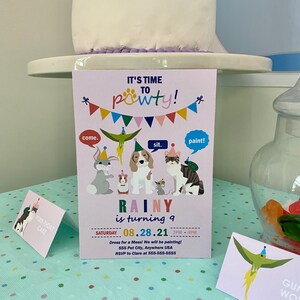 K&ouml;nnte beinhalten: Eine rosafarbene und violette Geburtstagseinladung mit einem bunten Banner und Comic-Tieren, die Partyh&uuml;te tragen. Die Einladung lautet "Es ist Zeit zum Feiern!" und "Rainy wird 9 Jahre alt". Das Datum ist Samstag, der 28. August 2021, von 14:00 bis 16:00 Uhr. Die Adresse lautet 555 Pet City, Anywhere USA. RSVP an Clare unter 555-555-5555.
