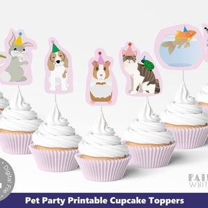 Op de afbeelding: Printbare cupcake-toppers met verschillende dieren die feestmutsen dragen, waaronder een slang, een konijn, een hond, een cavia, een kat, een goudvis en een muis. De toppers zijn ontworpen voor een feest met een huisdierenthema.
