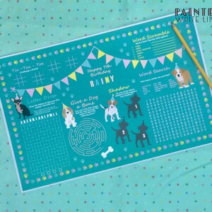 Puede incluir: Un juego de fiesta imprimible azul verdoso para un 7&ordm; cumplea&ntilde;os con tem&aacute;tica de perros. El juego incluye una b&uacute;squeda de palabras, un crucigrama, tres en raya, una ca&iacute;da de letras y un laberinto. El juego est&aacute; decorado con huellas de patas, huesos de perro y banderas de fiesta.