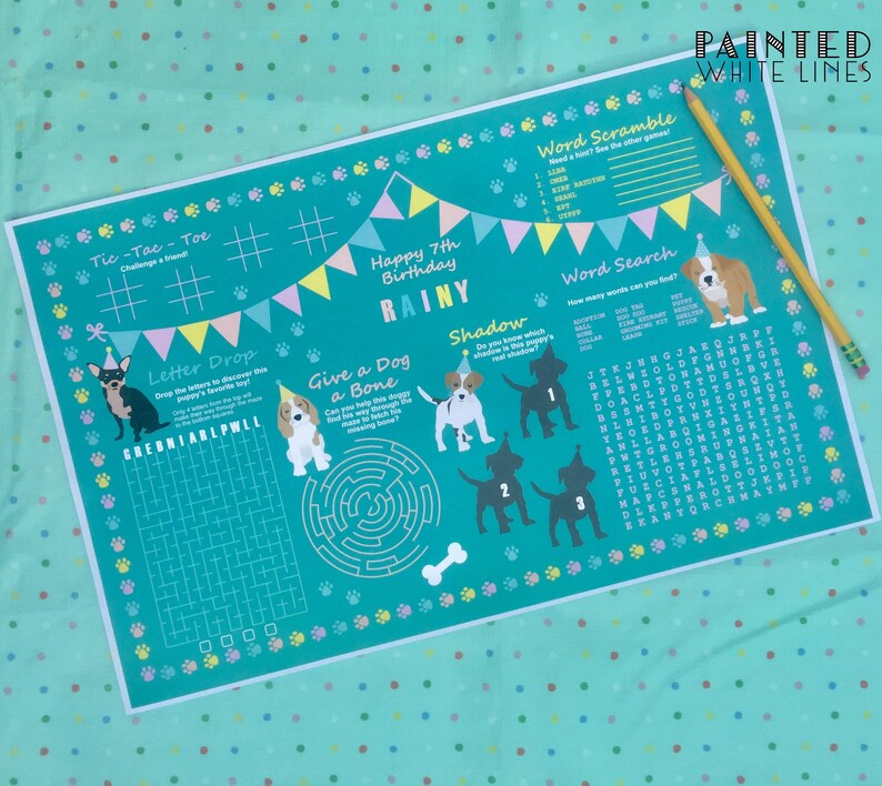 Puede incluir: Un juego de fiesta imprimible azul verdoso para un 7&ordm; cumplea&ntilde;os con tem&aacute;tica de perros. El juego incluye una b&uacute;squeda de palabras, un crucigrama, tres en raya, una ca&iacute;da de letras y un laberinto. El juego est&aacute; decorado con huellas de patas, huesos de perro y banderas de fiesta.