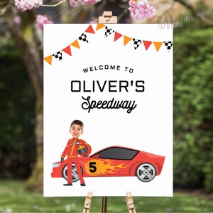 K&ouml;nnte beinhalten: Ein wei&szlig;es Schild mit einem roten Rennwagen und einem Jungen in einem Rennanzug. Auf dem Schild steht "Willkommen zu Oliver's Speedway".