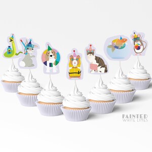 Pu&ograve; includere: Sei cupcake con glassa bianca sormontati da topper per cupcake a tema animale colorati. I topper raffigurano un serpente, un coniglio, un cane, un criceto, un gatto e un topo. I topper indossano tutti cappelli da festa e hanno accessori a tema estivo.