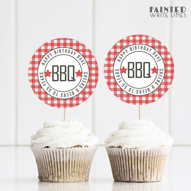 Puede incluir: Dos adornos para cupcakes de cuadros rojos y blancos con el texto "Happy Birthday Dave BBQ Cheers & Beers to 55 Years" en cada adorno. Los adornos est&aacute;n sobre cupcakes con glaseado blanco.