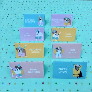 Puede incluir: Diez tarjetas de lugar coloridas con ilustraciones de perros y texto con tem&aacute;tica de comida. Las tarjetas est&aacute;n impresas en cartulina y presentan una variedad de razas de perros, incluyendo un bulldog, un dachshund y un caniche. El texto en las tarjetas incluye "Dog Gone Good Cake", "Pup-Peroni Pizza", "Dog Bones", "Pup Cakes", "Fetching Sticks", "Hot Dogs", "Paw-Berries", y "Puppy Chow".