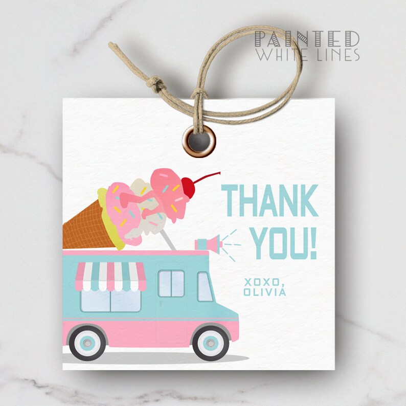 Pode incluir: Um cami&atilde;o de gelados rosa e azul com um grande cone de gelado no topo. O cami&atilde;o tem um toldo branco e um altifalante. O texto "THANK YOU! XOXO, OLIVIA" est&aacute; impresso na etiqueta.