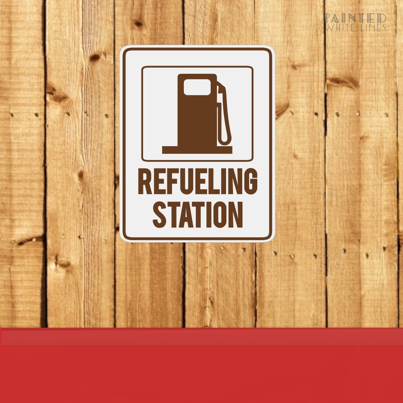 K&ouml;nnte beinhalten: Ein wei&szlig;es Schild mit braunem Text und einem braunen Benzinpumpensymbol. Das Schild lautet "REFUELING STATION".