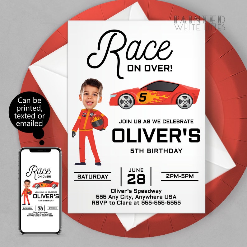 K&ouml;nnte beinhalten: Eine rote und wei&szlig;e Geburtstagseinladung mit einem Cartoon-Rennwagen und einem Jungen, der als Rennfahrer verkleidet ist. Die Einladung lautet "Race On Over!" und "Oliver's 5th Birthday". Die Party findet am Samstag, den 28. Juni von 14:00 bis 17:00 Uhr auf dem Oliver's Speedway statt.
