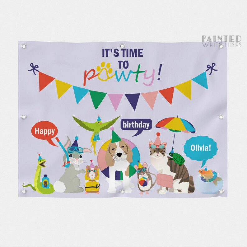 Pu&ograve; includere: Uno striscione viola con il testo "It's time to pawty!" e uno striscione colorato sopra. Lo striscione presenta una variet&agrave; di animali con cappelli da festa e che tengono oggetti a tema spiaggia. Il testo "Happy birthday Olivia!" &egrave; incluso anche.