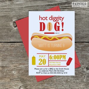 Puede incluir: Una invitaci&oacute;n a una fiesta de cumplea&ntilde;os con una ilustraci&oacute;n de un hot dog y el texto "hot diggity DOG!" Matt cumple 8 a&ntilde;os. La fiesta es el 20 de mayo a las 6:00 PM en 555 Main Street, Anywhere USA. RSVP a Clare al 555-555-5555 antes del 5/10.
