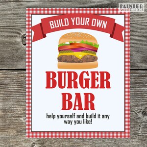 Pu&ograve; includere: Un cartello a scacchi rossi e bianchi con il testo "BUILD YOUR OWN BURGER BAR" in rosso. Un hamburger disegnato con lattuga, pomodoro, cipolla e formaggio &egrave; raffigurato sopra il testo. Il cartello dice anche "help yourself and build it any way you like!"