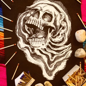 Puede incluir: Una ilustración en blanco y negro de una calavera con humo saliendo de su boca. La calavera está rodeada de un fondo negro con algunos puntos blancos. La imagen está enmarcada por un borde negro.