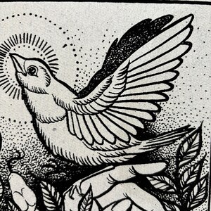 Op de afbeelding: Zwart-witte illustratie van de tarotkaart De Dwaas, met een vogel met uitgespreide vleugels, een uitgestrekte hand en een slang onderaan de afbeelding.