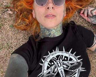 Camiseta corta con estampado de polillas
