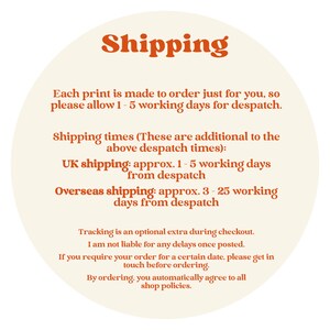 Puede incluir: Un gr&aacute;fico circular con la palabra "Shipping" en una fuente retro. El texto a continuaci&oacute;n detalla el procesamiento de pedidos y los tiempos de env&iacute;o, incluidas las estimaciones para el Reino Unido y el extranjero. Tambi&eacute;n se incluye informaci&oacute;n adicional sobre el seguimiento y las pol&iacute;ticas de la tienda.