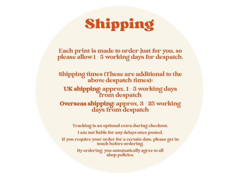 Puede incluir: Un gr&aacute;fico circular con la palabra "Shipping" en una fuente retro. El texto a continuaci&oacute;n detalla el procesamiento de pedidos y los tiempos de env&iacute;o, incluidas las estimaciones para el Reino Unido y el extranjero. Tambi&eacute;n se incluye informaci&oacute;n adicional sobre el seguimiento y las pol&iacute;ticas de la tienda.