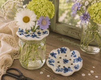 Handgemaakte bloemkikker van polymeerklei, blauwe Delfts bloemarrangeur, decor Cottagecore