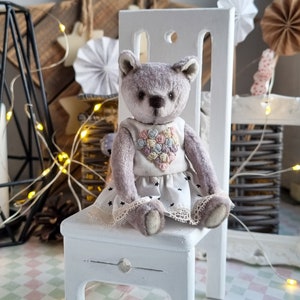 Osito de peluche Lisa hecho a mano: juguete vintage de viscosa para artistas (12 cm de alto)