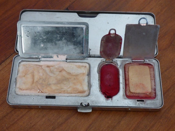 Vintage Volupte Make-up Compact - image 3