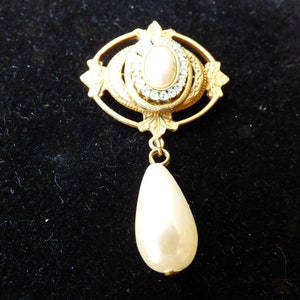 Vintage Trifari Gold Tone & Faux Pearl Brooch