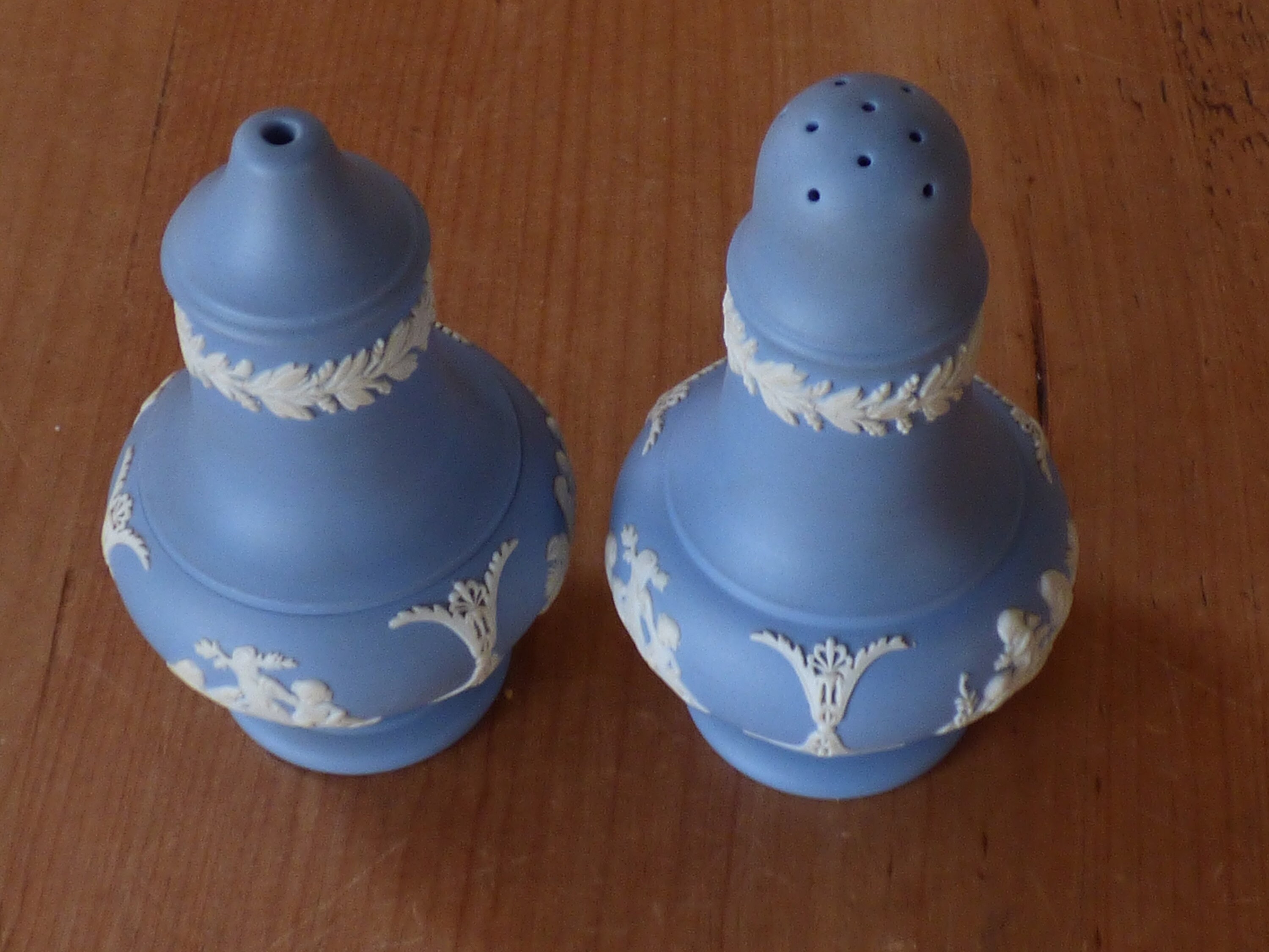 Wedgwood Blue Jasperware Salières et Poivrières