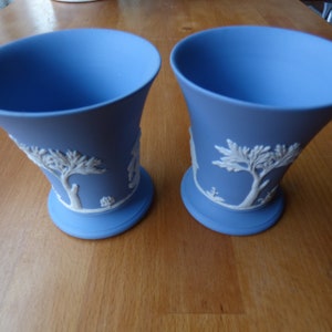 Par de jarrones de trompeta Wedgwood Blue Jasperware
