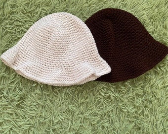 Chapeau de seau crocheté à la main