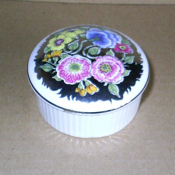 Wedgwood Susie Cooper Floral Lustre Small Round Box