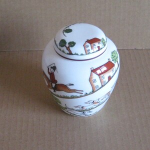 Puede incluir: Un letrero de madera hecho a mano con el texto "Welcome" en una fuente juguetona. El letrero presenta un fondo blanco desgastado y un marco marrón oscuro. Un pequeño corazón decorativo está adjunto en la parte inferior.