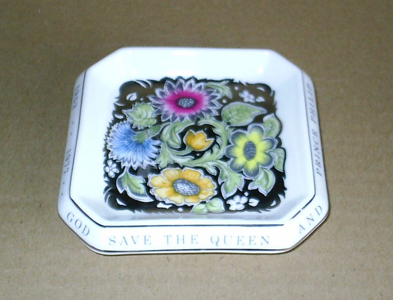 Wedgwood Susie Cooper Queen Silver Jubilee Square Dish
