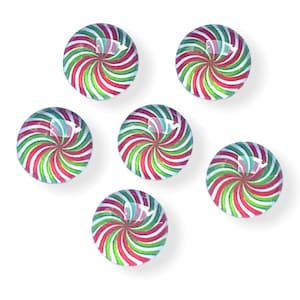 Peut inclure: Six boules de Noël rondes en verre avec un motif de spirale de canne en sucre rouge, blanc et vert.