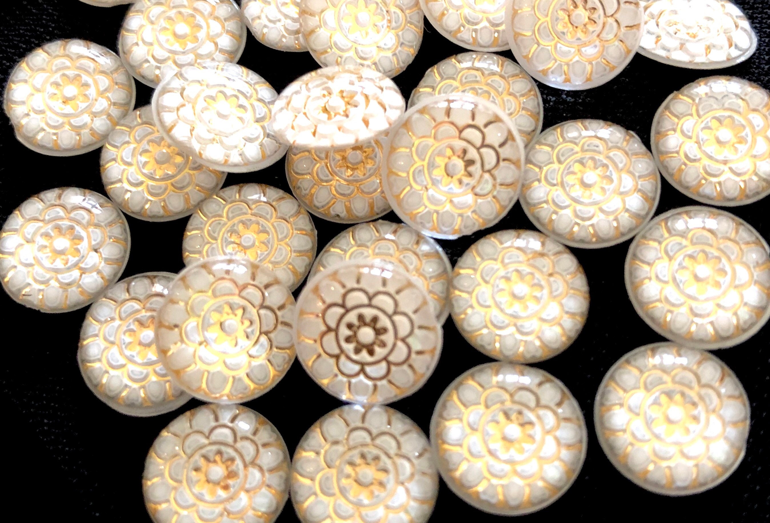 Round patterned cabochon, 10mm white