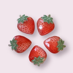Embellissements en résine de fraise, cabochons de fraise 22 mm, fraise en résine à dos plat, embellissements de fruits, cabochons artisanaux, lot de 10
