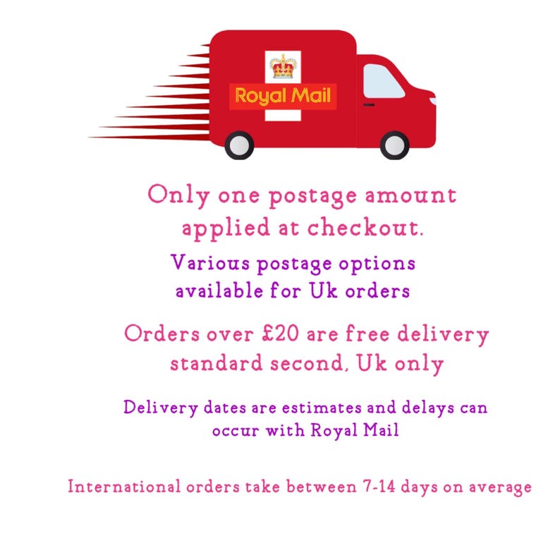 Pode incluir: Um cami&atilde;o de entrega vermelho Royal Mail com um logotipo branco e uma coroa. O texto abaixo do cami&atilde;o diz: "S&oacute; se aplica um valor de porte na caixa. V&aacute;rias op&ccedil;&otilde;es de porte dispon&iacute;veis para encomendas do Reino Unido. As encomendas superiores a 20 &pound; t&ecirc;m entrega padr&atilde;o gratuita. Apenas Reino Unido. As datas de entrega s&atilde;o estimativas e os atrasos podem ocorrer com Royal Mail. As encomendas internacionais demoram entre 7 e 14 dias em m&eacute;dia."