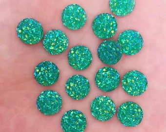 Round resin green cabochon, 10mm