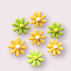 Daisy cabochons, 18mm yellow and green flower embellishments, resin flat back flower, floral craft embellishments, set of 10