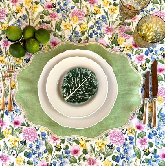 Grüne Platzsets (4, 6 oder 8 Stück), bestickte Leinen-Platzsets, elegantes, handgefertigtes Tischgedeck für sommerliche Feste