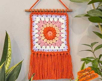 Virkad väggbonad med mormors fyrkant | Boho Fiber Art med tofsar