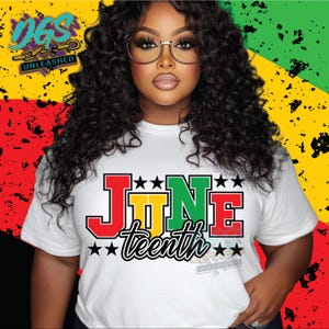 Puede incluir: Camiseta blanca con un diseño colorido de "Juneteenth" en rojo, amarillo y verde, acentuado con estrellas negras. El diseño está centrado en la camiseta. El fondo muestra a una mujer con pelo rizado y gafas.