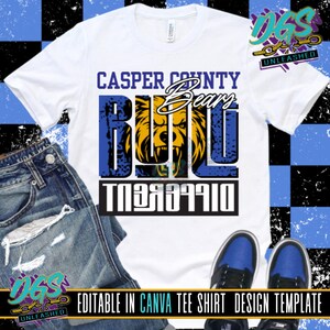 Könnte beinhalten: Weißes T-Shirt mit dem Text "CASPER COUNTY BEARS" in Blau und einer gelben Bär-Grafik. Das Shirt wird mit blauen Jeans und blauen Turnschuhen kombiniert. Der Text "EDITABLE IN CANVA TEE SHIRT DESIGN TEMPLATE" steht unten.