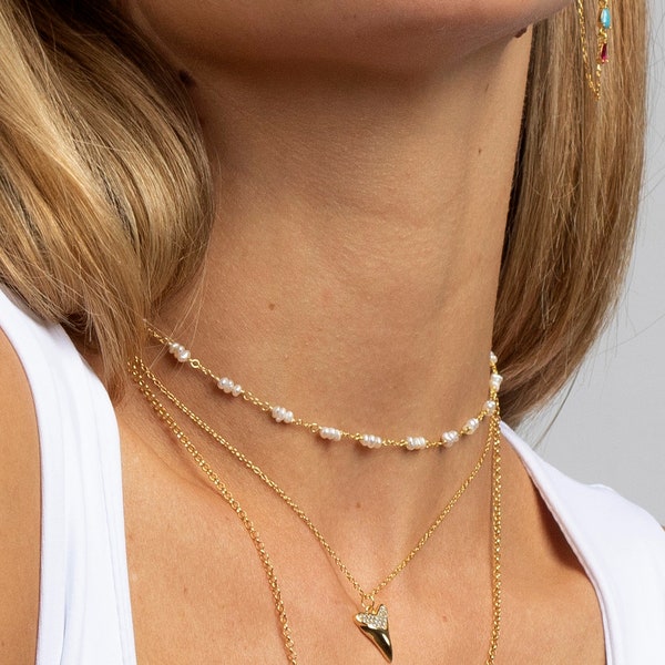 Ras de cou en perles d'eau douce, collier ras de cou en perles délicates, collier ras de cou en or simple, collier de perles, collier délicat, collier minimaliste