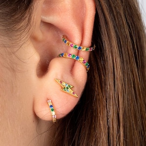 Orecchini a fulmine, borchie Multicolor cz, borchie a fulmine d'oro, orecchini minimalisti, borchie minuscole, orecchini Rainbow cz, borchie Dainty
