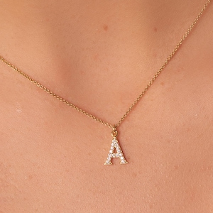Collar con inicial, collar de circonita cúbica, collar con letras, collar con monograma, inicial de circonita, collar con inicial en pavé, joyas con letras, joyas con iniciales