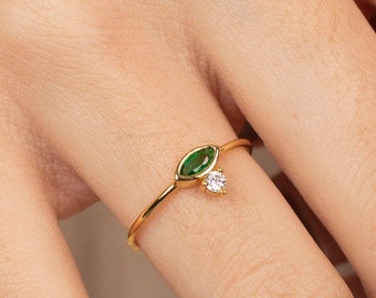 Smaragdgroene ring, Gouden smaragdgroene ring, Solitaire gouden ring, Minimalistische ring, Sierlijke ring, Stapelende smaragdgroene ring, Minimalistische sieraden, Cz ring