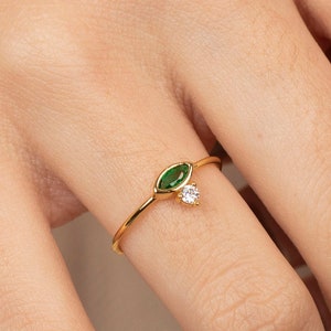 Zierlicher Smaragd CZ Ring: Vergoldeter Sterling Silber Minimalistischer Schmuck