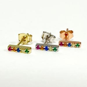 Piccoli orecchini multicolori, borchie a barra arcobaleno, borchie multicolori ultra piccole, orecchini a barra piccola, orecchini minimalisti, borchie rettangolari cz