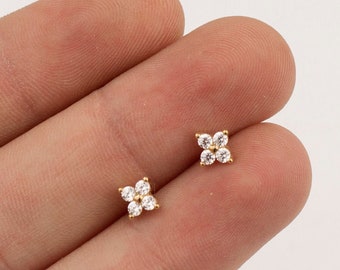 Petites boucles d'oreilles en zircone cubique, Boucles d'oreilles Dainty, Puces d'oreilles minuscules en zircone cz, Puces d'oreilles fleur en zircone cz, Puces d'oreilles diamant, Boucles d'oreilles minimalistes, Puces d'oreilles Dainty en or