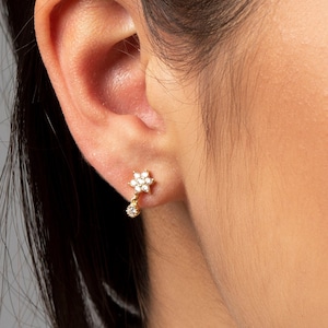 Stern cz Ohrstecker, Stern Ohrringe mit baumelnden cz, Zierliche Ohrstecker, Blume Ohrstecker, kleine Ohrringe, kleine Ohrringe, kleine Ohrstecker, Cz Goldohrring