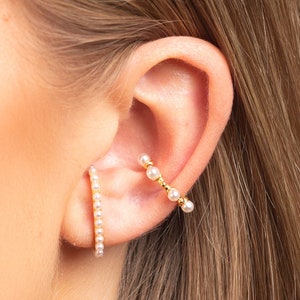 Boucle d'oreille conque avec perles, boucle d'oreille perle non percée, manchette d'oreille conque perle, manchette d'oreille Huggie, boucle d'oreille or Dainty, manchette d'oreille minimaliste